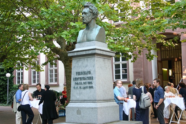 Bild 081.jpg - Denkmal am Ehrenhof